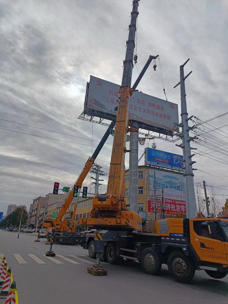 徐工XCT220起重機在河南舞陽市迎賓大道吊裝作業