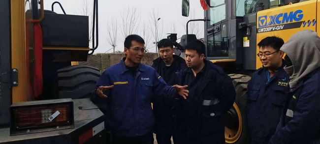 河南路友徐工服務工程師王師傅正在認真地為客戶做培訓