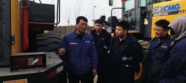 河南路友徐工服務工程師王師傅正在認真地為客戶做培訓